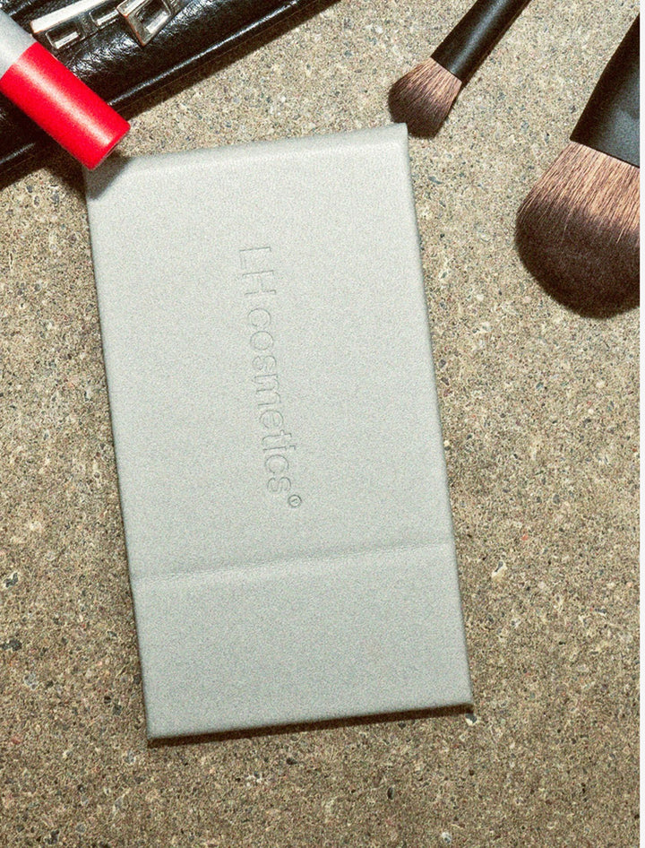 Closed pocket mirror